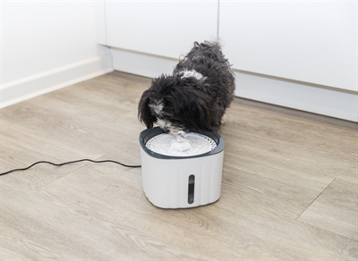 TRIXIE\u0020DRINKFONTEIN\u0020FLOWER\u0020KUNSTSTOF\u0020WIT\u0020\u002F\u0020GRIJS\u002018,5X18,5X13\u0020CM\u00202\u0020LTR