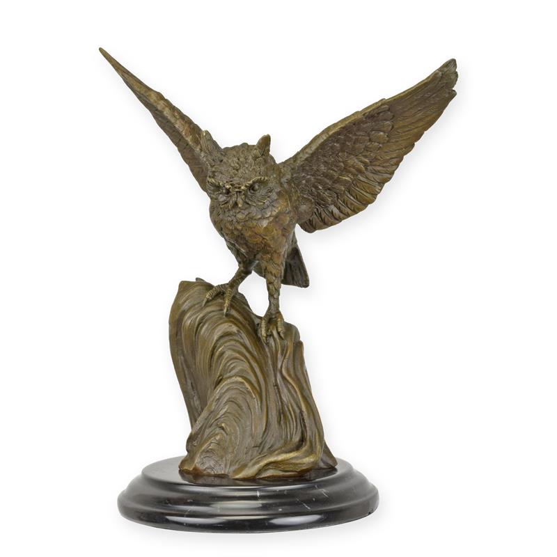 A\u0020BRONZE\u0020SCULPTURE\u0020OF\u0020AN\u0020OWL\u0020WITH\u0020WINGS\u0020WIDE