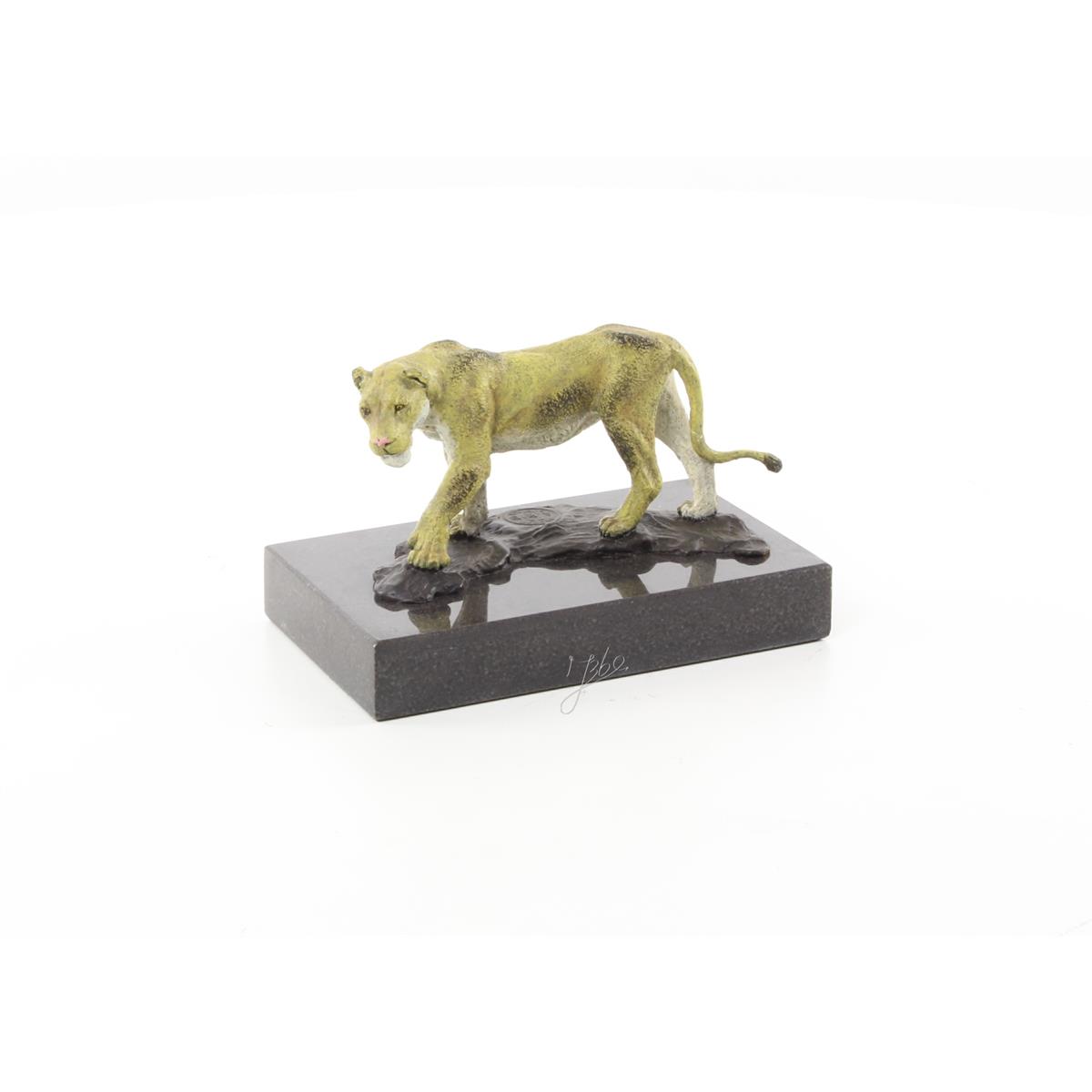 A\u0020BRONZE\u0020SCULPTURE\u0020OF\u0020A\u0020LIONESS