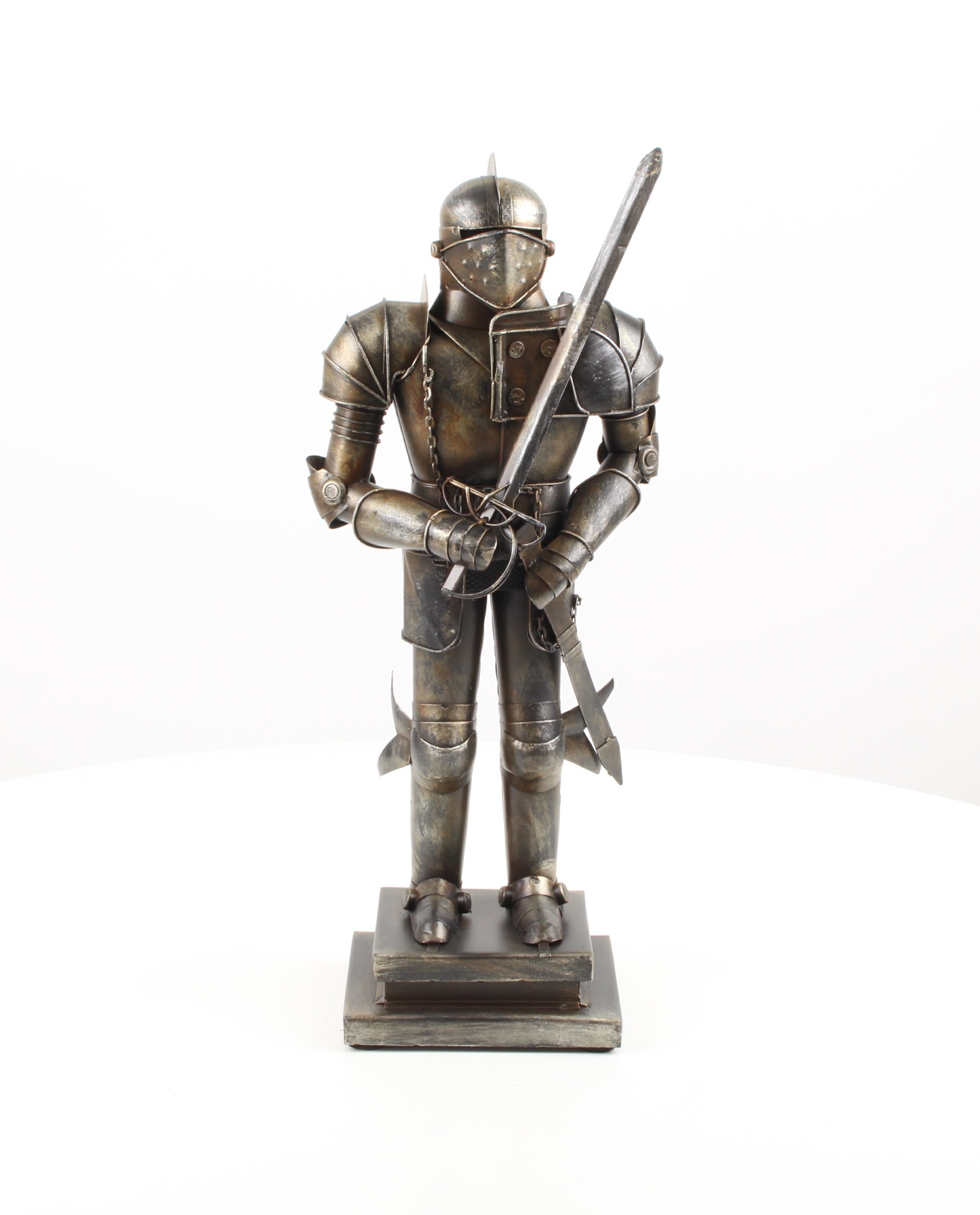 A\u0020TIN\u0020MODEL\u0020OF\u0020A\u0020KNIGHTS\u0020ARMOUR\u0020WITH\u0020SWORD