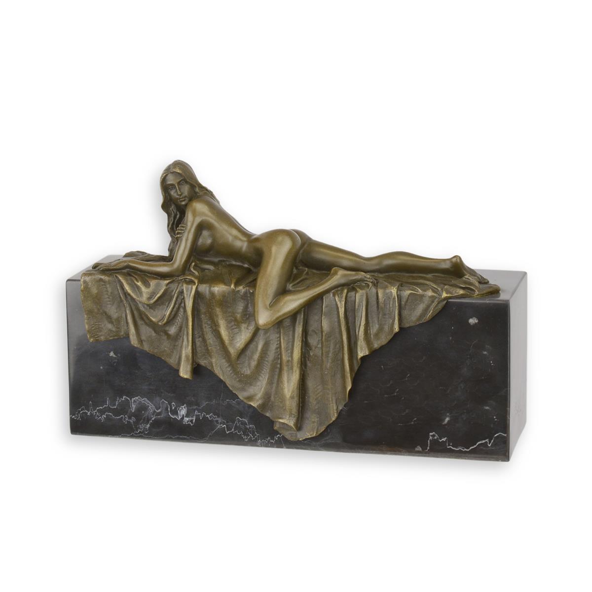 A\u0020BRONZE\u0020SCULPTURE\u0020OF\u0020A\u0020NAKED\u0020WOMAN\u0020ON\u0020CARPET\u0020ON\u0020MARBLE\u0020BASE