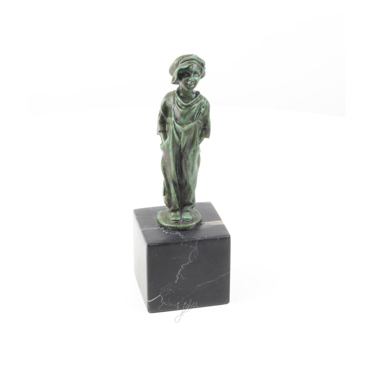 A\u0020BRONZE\u0020SCULPTURE\u0020OF\u0020A\u0020LITTLE\u0020STREET\u0020URCHIN