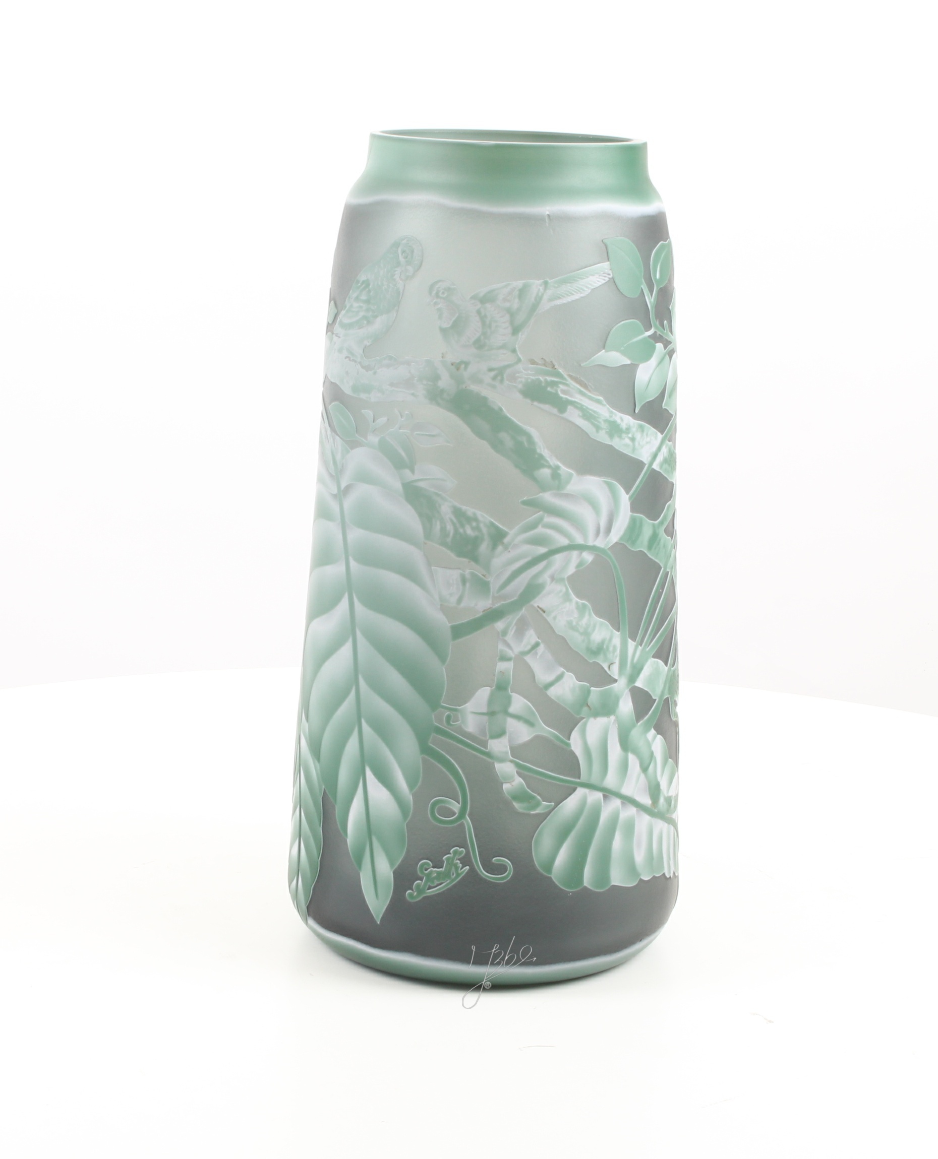 A\u0020CAMEO\u0020GLASS\u0020VASE\u0020\u0027LUSH\u0020GREEN\u0020LEAVES\u0027
