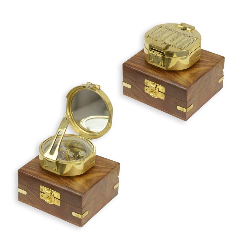 EEN\u0020MESSING\u0020PEILKOMPAS\u0020IN\u0020HOUTEN\u0020KIST