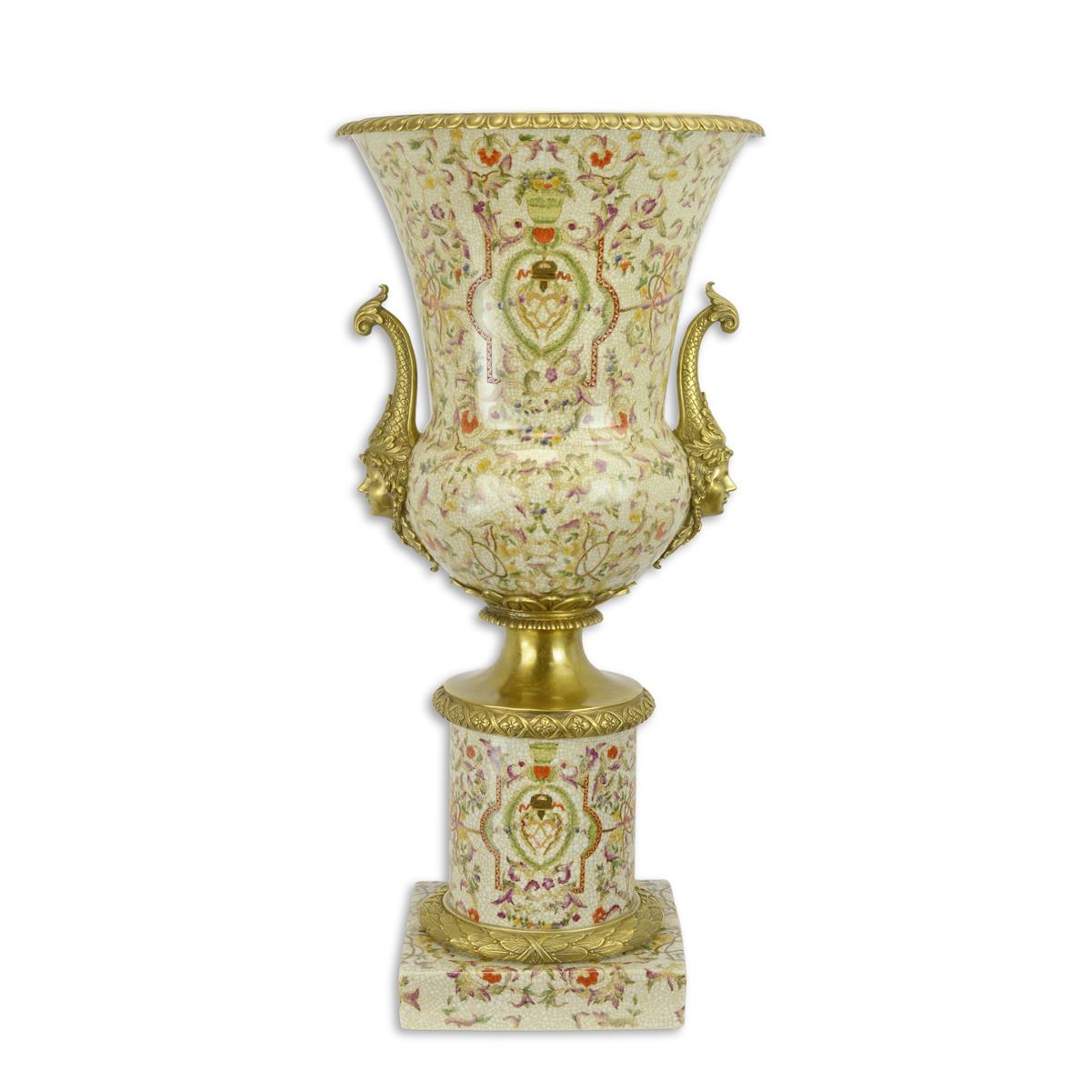 Bronzen\u0020urn\u0020op\u0020voet