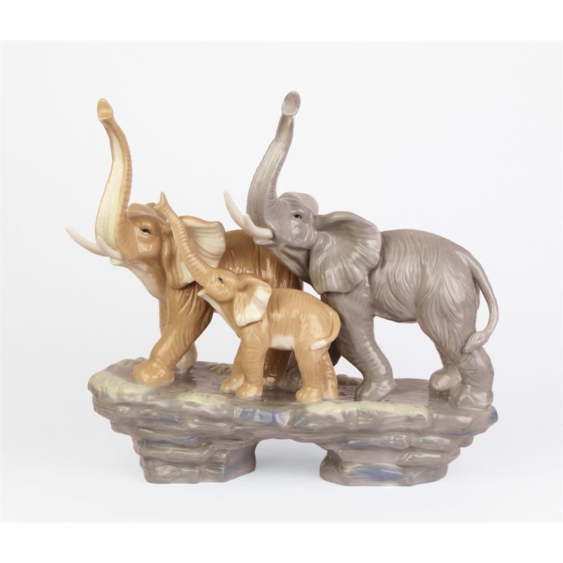 A\u0020PORCELAIN\u0020GROUP\u0020OF\u0020AN\u0020ELEPHANT\u0020FAMILY