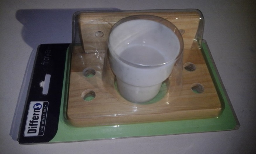 Houten\u0020tandenborstelhouder\u0020met\u0020kunststof\u0020beker