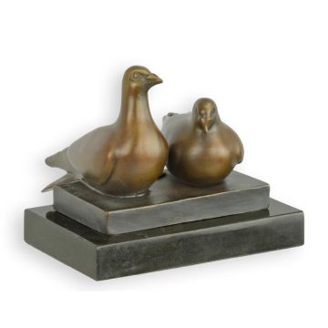 A BRONZE SCULPTURE OF 2 PIGEONS ON A MARBLE BASE