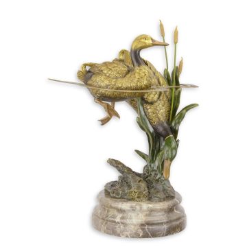 BRONZEN BEELD VAN EEN EENDENPAAR IN EEN VIJVER