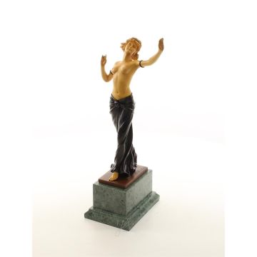 EEN BRONZEN HOUTEN SCULPTUUR VAN EEN JONGE VROUW