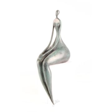 A BRONZE SCULPTURE OF A FEMALE NUDE