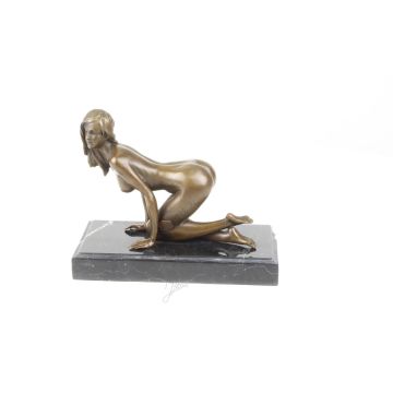 A BRONZE SCULPTURE OF A FEMALE NUDE