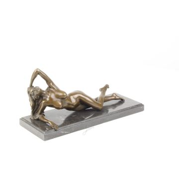 A BRONZE SCULPTURE OF A FEMALE NUDE