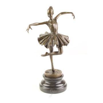A BRONZE SCULPTURE OF A BALLERINA
