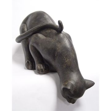 A RESIN FIGURINE OF A CAT LOOKING DOWN