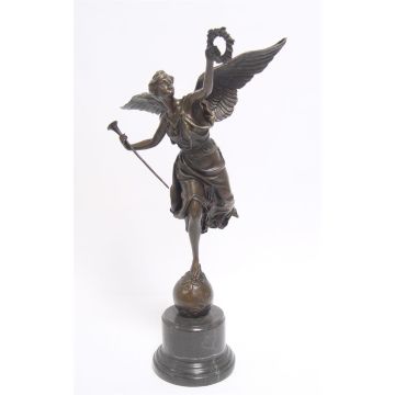 EEN BRONZEN BEELD VAN DE GEVLEUGELDE OVERWINNING