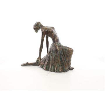 A RESIN FIGURINE OF A BALLERINA