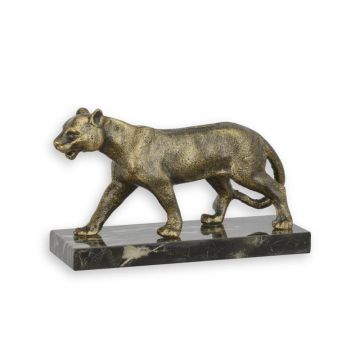 GIETIJZEREN LEEUWIN OP MARMEREN VOET