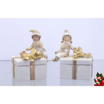 A PAIR OF PORCELAIN JEWEL BOXES