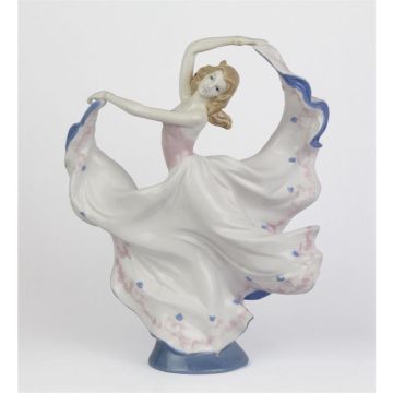 A PORCELAIN FIGURINE OF A DANCER