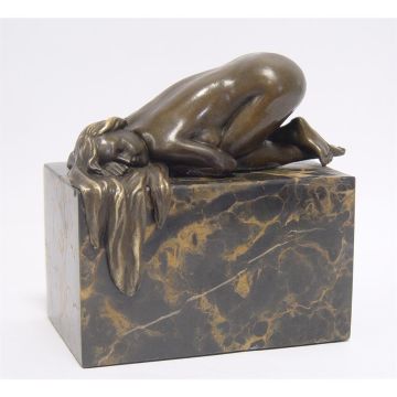 A BRONZE SCULPTURE OF A FEMALE NUDE