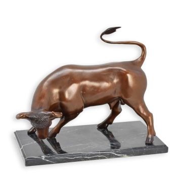 A BRONZE SCULPTURE OF A BULL ON A MARBLE BASE