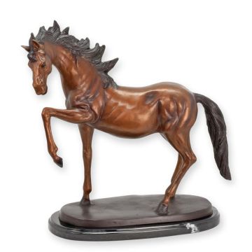 A BRONZE SCULPTURE OF A HORSE ON A MARBLE BASE