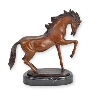 A BRONZE SCULPTURE OF A HORSE ON A MARBLE BASE