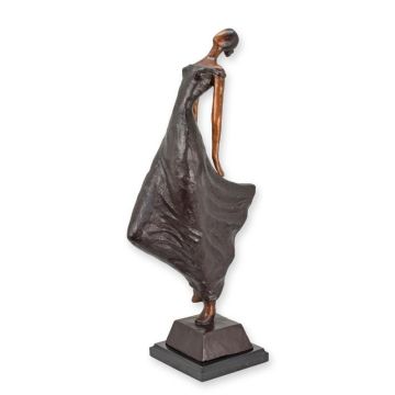 A MODERN BRONZE SCULPTURE OF A LADY ON A MARBLE BASE
