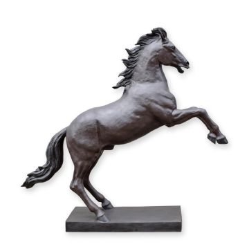 A BRONZE SCULPTURE OF A HORSE