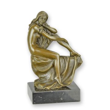 A BRONZE SCULPTURE OF A FEMALE NUDE