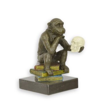 BRONZEN BEELD VAN EEN DARWIN AAP OP BOEKEN ANTIEKE KLEUR