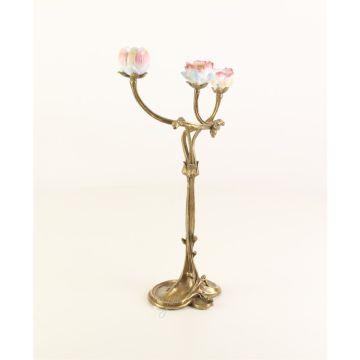 BRONZEN KANDELAAR MET TWEE TAKKEN EN PORSELEIN