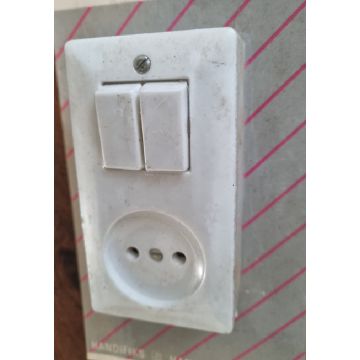 Partij van 14 stuks opbouw serieschakelaar met wandcontactdoos kema keur