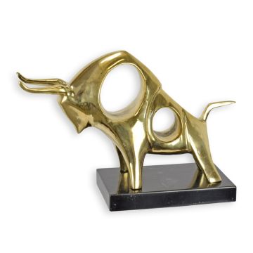 A BRONZE SCULPTURE OF A CHARGING BULL ON A MARBLE BASE