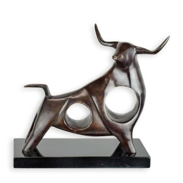 A BRONZE SCULPTURE OF A STANDING BULL ON A MARBLE BASE