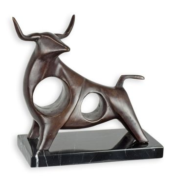 A BRONZE SCULPTURE OF A STANDING BULL ON A MARBLE BASE