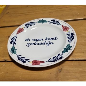 Boerenbont Tekstbord "Na regen komt Zonneschijn" rond 21cm aardewerk