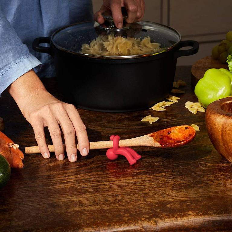 Apenstreken\u0020Knuffel\u0020Doug\u0020met\u0020een\u0020kooklepel