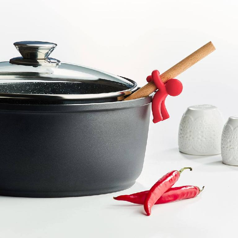 Apenstreken\u0020Knuffel\u0020Doug\u0020met\u0020een\u0020kooklepel