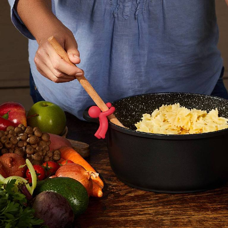 Apenstreken\u0020Knuffel\u0020Doug\u0020met\u0020een\u0020kooklepel