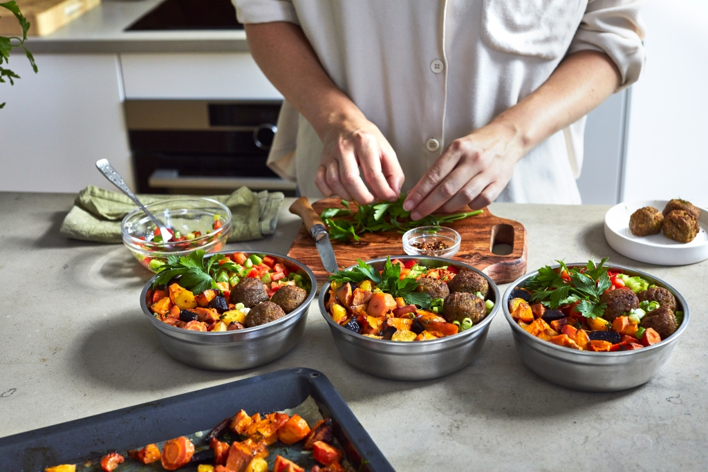 Zwart\u002BBlum\u0020Stalen\u0020Voerbak\u0020Groot\u0020\u002D\u0020\u00D8170mm\u0020\u002D\u0020H\u002081mm\u0020\u002D\u0020Grijs\u0020\u002F\u0020Rood