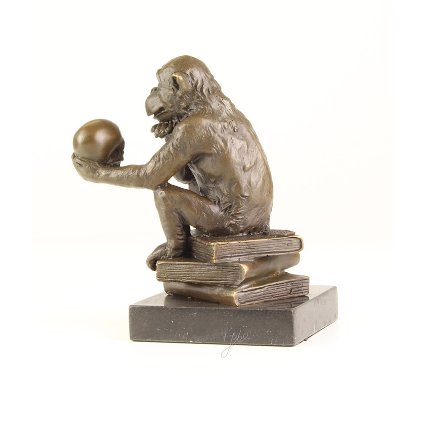 BRONZEN\u0020DARWIN\u0020AAP\u0020ZITTEND\u0020OP\u0020STAPEL\u0020BOEKEN