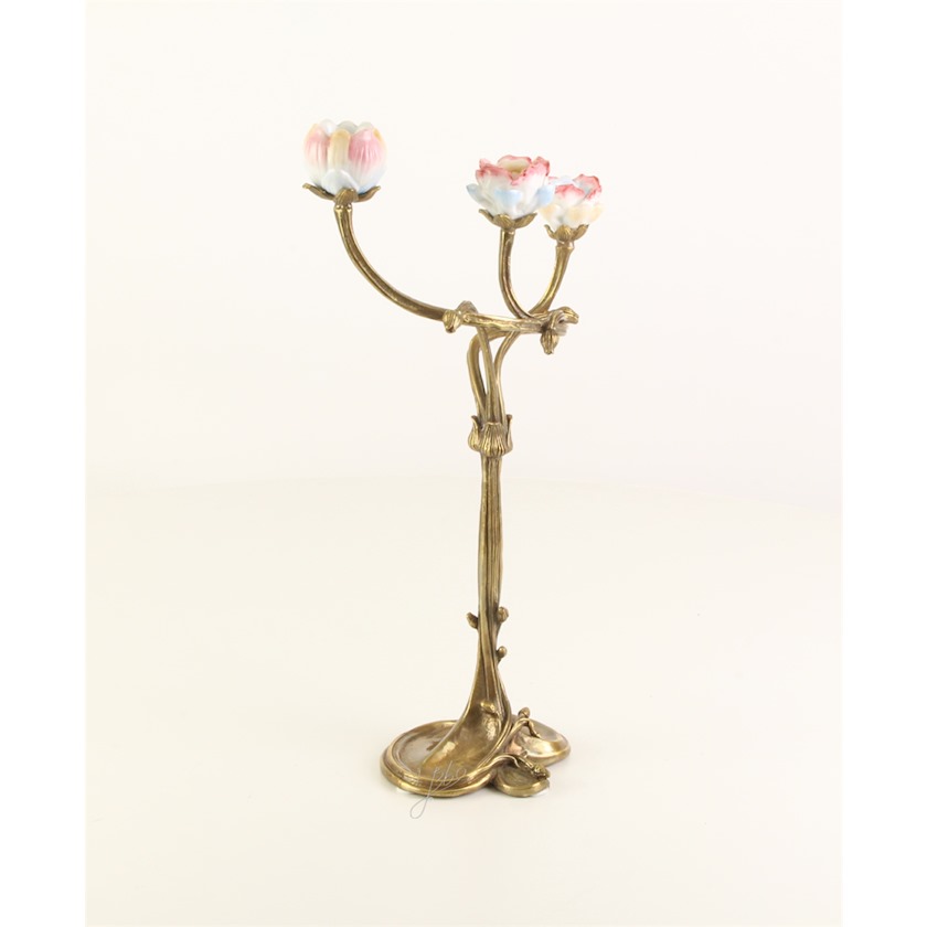 BRONZEN\u0020KANDELAAR\u0020MET\u0020TWEE\u0020TAKKEN\u0020EN\u0020PORSELEIN