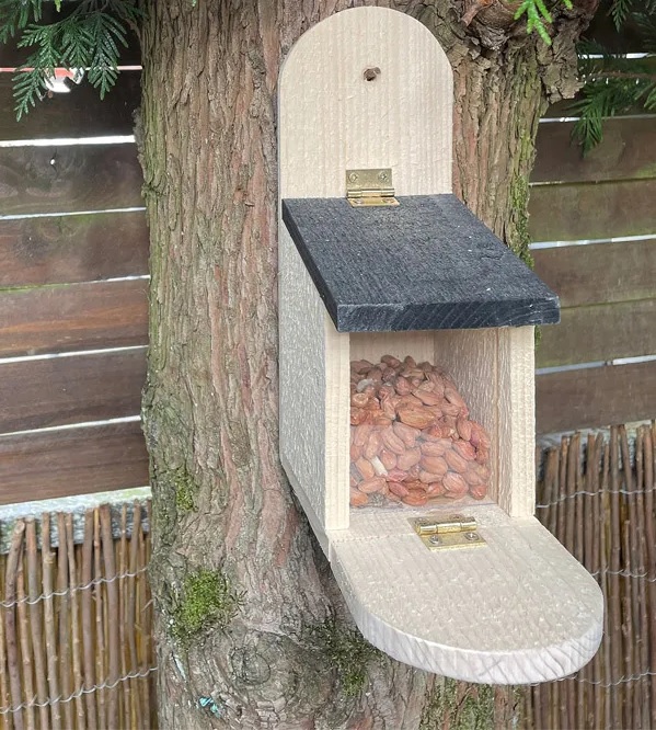 Houten\u0020Voederstation\u0020voor\u0020eekhoorns