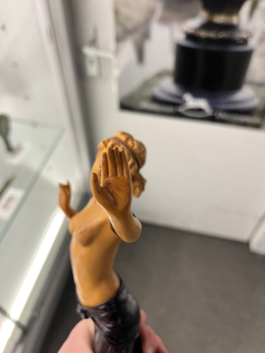 EEN\u0020BRONZEN\u0020HOUTEN\u0020SCULPTUUR\u0020VAN\u0020EEN\u0020JONGE\u0020VROUW