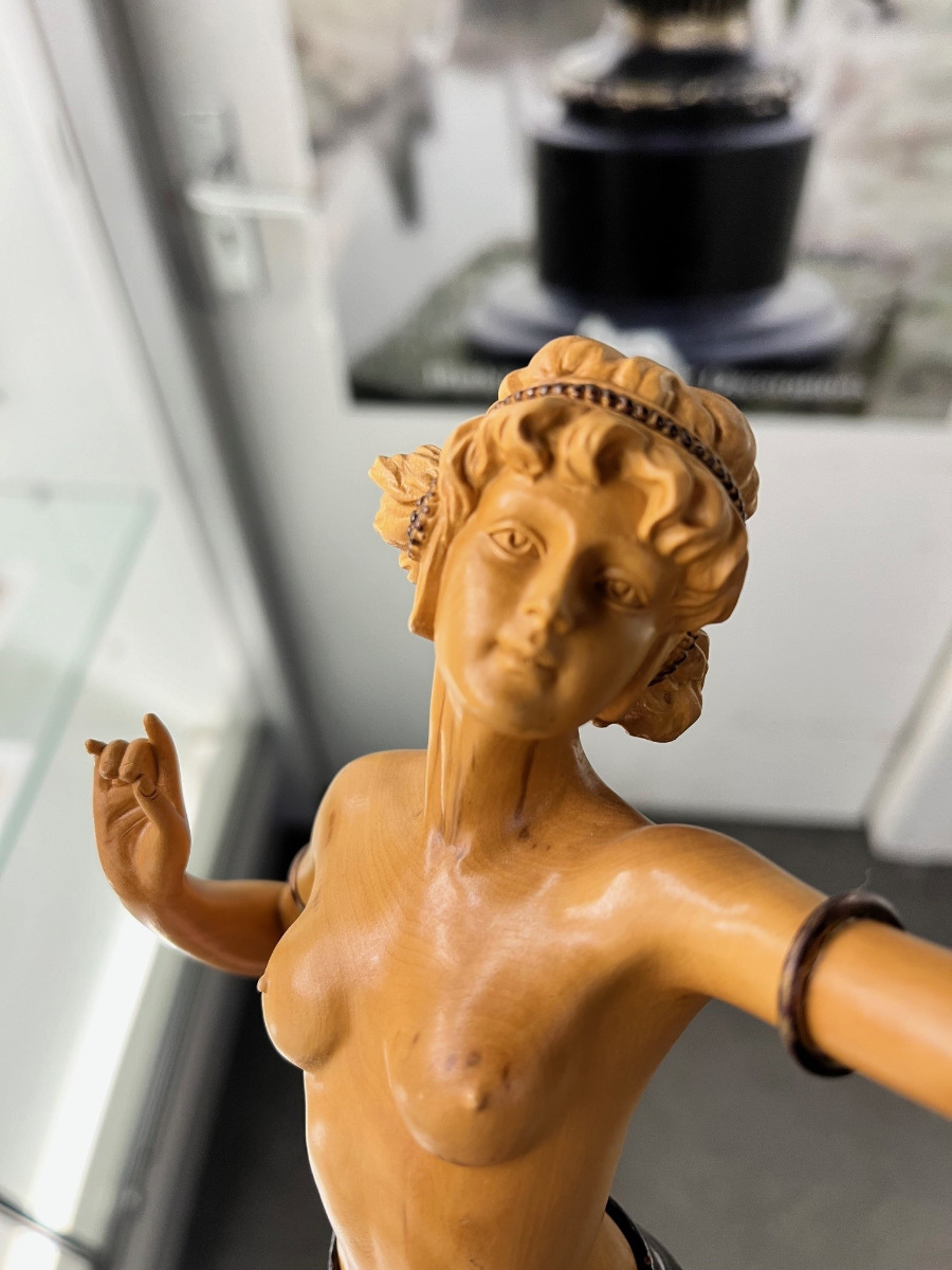 EEN\u0020BRONZEN\u0020HOUTEN\u0020SCULPTUUR\u0020VAN\u0020EEN\u0020JONGE\u0020VROUW