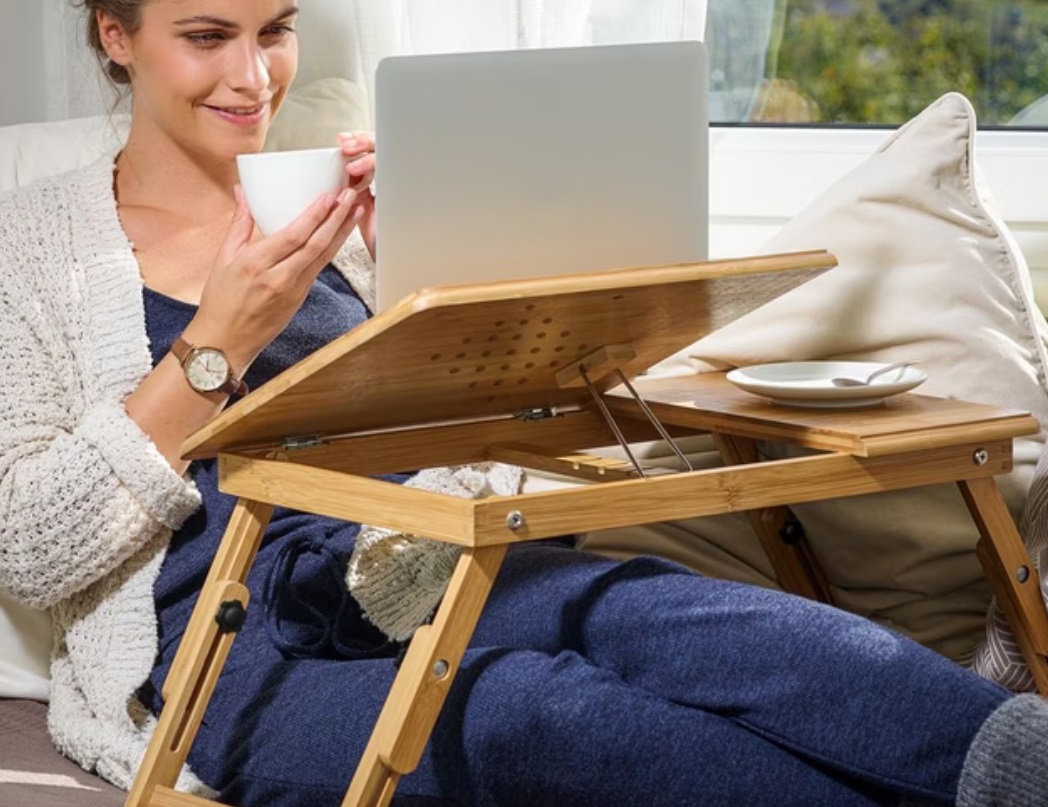 Laptoptafel\u0020Bamboe\u002055x28x35cm\u0020met\u0020ventilatiegaten\u0020en\u0020lade