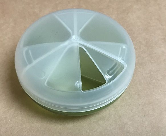 Pillendoos\u0020kunststof\u0020rond\u0020draaibaar\u0020deksel\u00203\u0020vaks\u0020\u002D\u0020groen