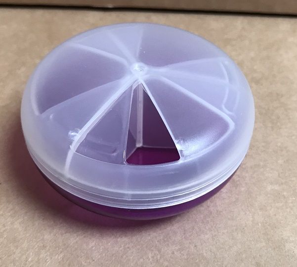 Pillendoos\u0020kunststof\u0020rond\u0020draaibaar\u0020deksel\u00203\u0020vaks\u0020\u002D\u0020paars